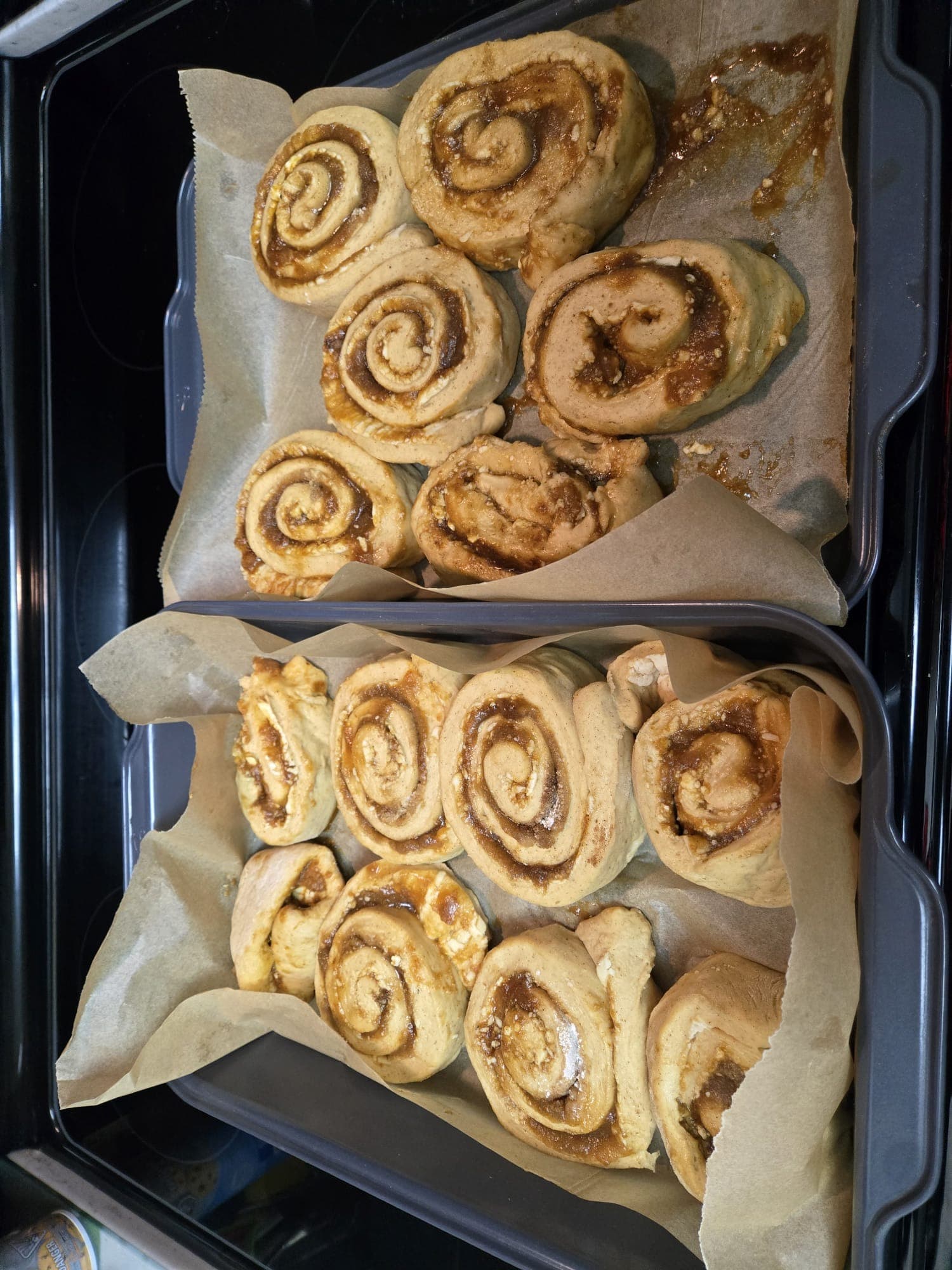 Cinnamon buns glazed